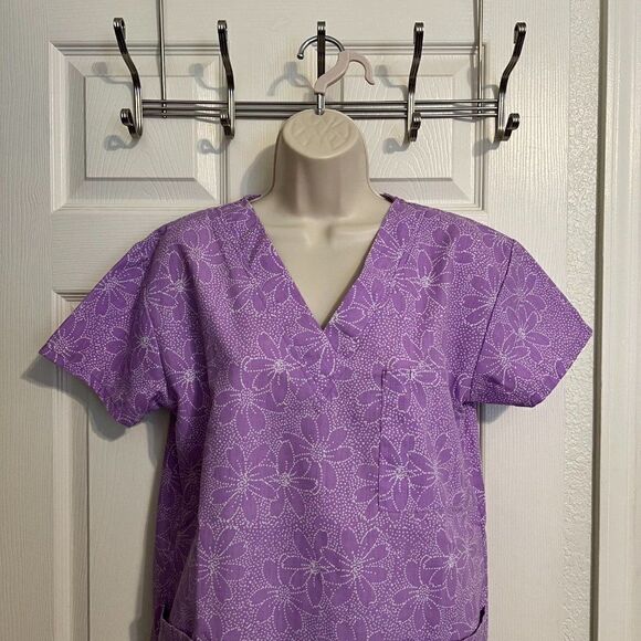 Samantha Mara Purple Floral Scrub Top Size Medium - Picture 2 of 6